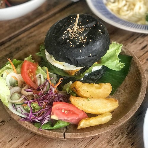 First time eating black burger. No difference than any usual burger 😜
.
.
#nookbali #clozetteid #lifestyle