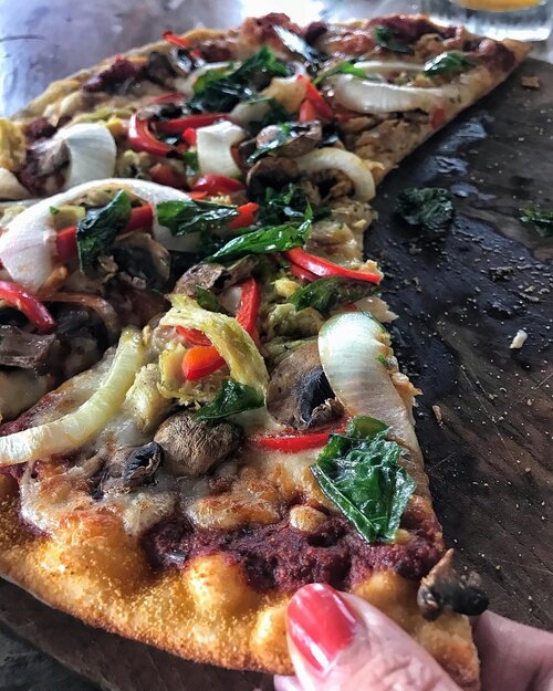How do you like your pizza? I like it crisp with various topping..📍 @singlefinbali