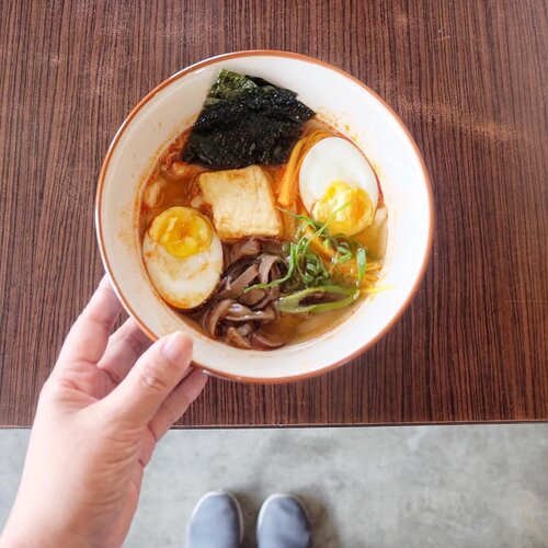 Delish ramen from @yagamiramenhouse at @ibisbudgetcikarangfestival lobby. Happy tummy, happy stay!
.
.
.
#reviewbyeka #yagamiramenhouse #ramen #stayhungry #hotel #cikarang #infocikarang #feelwelcome #hotelreview #hotelreviewer #clozetteid #lifestyle #foodie #lunchideas #ibisbudgetcikarangfestival #ibisbudget #ibisfamily #accorhotels #accorhotelsindonesia #accorhotelsid