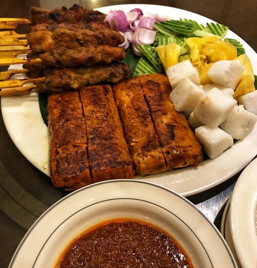 Martabak dan sate ayam ala Malaysia. Menurut saya martabaknya kayak Martabak Har di Palembang yang mendapat pengaruh dari kuliner Arab..Untuk sate ayamnya rasa moderat, bumbunya nggak sekental bumbu kacang ala Indo..#kulinermalaysia #malaysianfood