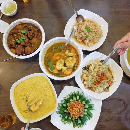 Typical dinner at Peranakan Restaurant in Malacca City, Malaysia. Peranakan refers to race mixture of Chinese and Malay who own the restaurant.
.
Always full of heavy spices and coconut milk. So yummeh!
.
#VisitMalaysia #dinnermenu #dinnerideas #malaccacity #clozetteid #lifestyle