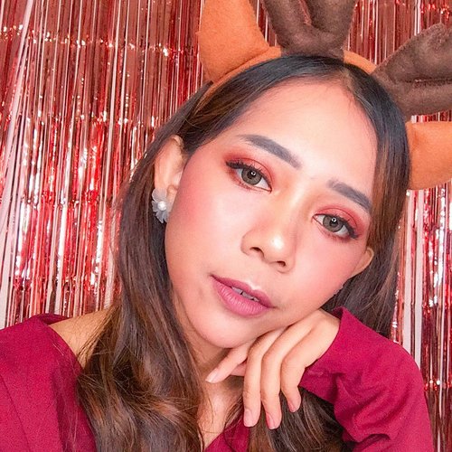 [Jangan digeser 😜] OMG Christmas is tomorrow!! Do you have any idea for your tomorrow’s makeup? Go check Christmas Makeup Look tutorial in @summer.beautyhouse Youtube Channel! 😉❤️•#christmasmakeuplook #christmas #makeupinspiration #clozetteid