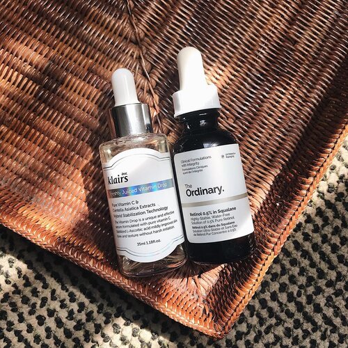 ..Pairing this two to fights free radicals — Vitamin C and Retinol..Untuk aplikasinya, Vitamin C dipakai di pagi hari sedangkan malamnya aku switch dengan Retinol..Pemilihan retinol balik lg ke kondisi kulit msg2, yg aku pakai ini squalane dgn kadar Retinolnya 0.5% (Moderate Strength, High Irritation). Awal coba Retinol, aku pakai yg 0.2%, stlh cocok dan pas habis 1 botol, aku coba naikin ke 0.5%, tapi dgn selang waktu pemakaian 2 hari sekali di malam hari, dan stlh kulitku udah ga berasa perih kecubit2 (+/- 2 setelah 2 minggu pemakaian), bru kuberaniin bt rutin pakai setiap malam.