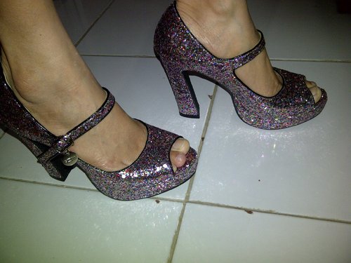 My GOSH glittery high heels..💕