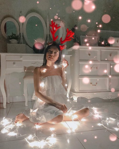 Happy Birthday my Lord, I’m so blessed 🥳🥳 trying this pose with white lamp and I’m really carefully for this 😊....#clozetteid #white #dressup #christmasdecor #christmastime #ootd