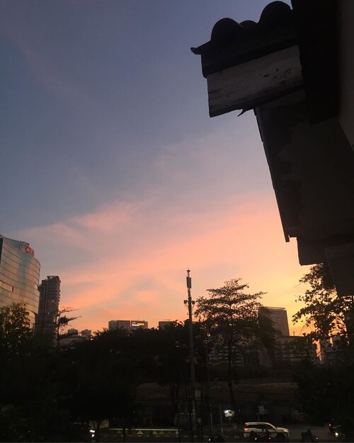 nice sky and I want to thank you for you Lord for giving me a spirit 😇hari ini hari yg melelahkan, rasa khawatir, gelisah, panik, semua campur aduk but terbayar sudah dan akhirnya lega 😅🤣 ..#clozetteid #sky #beautiful #noedit