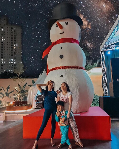 Kita Dinner Christmasnya simple aja, keluar apa adanya, cari ice cream truz photo sama Christmas tree and Olaf 😂yang penting sukacita Natal membuat kita happy 🥰😍 makasih loh sister @lesanisllh 😂🤣...#familly #clozetteid #celebration #olaf #christmastree