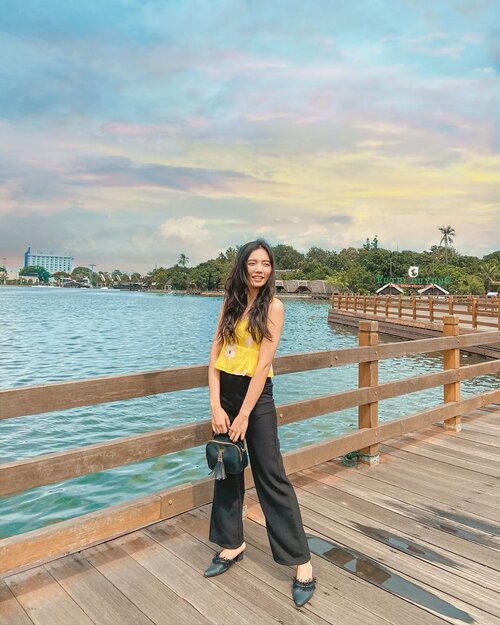 I’m nothing” 
The words is out when someone very hopeless 
Have you ever get this in your life? .
.
.
.
#clozetteid #ootd #yellow #nicelook #freestyle #pants