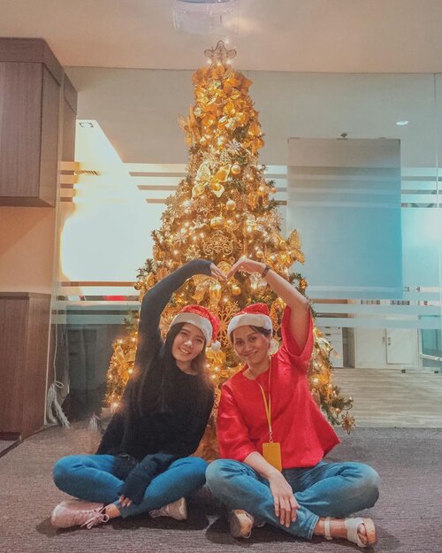 I’m really so excited for christmas day and my office have already tree and it’s really so beautiful So I take this photo with my friend in office. Dear Santa, we have already for receive the present 😇🥰🥳🤩....#clozetteid #clozette #christmasdecor #christmas