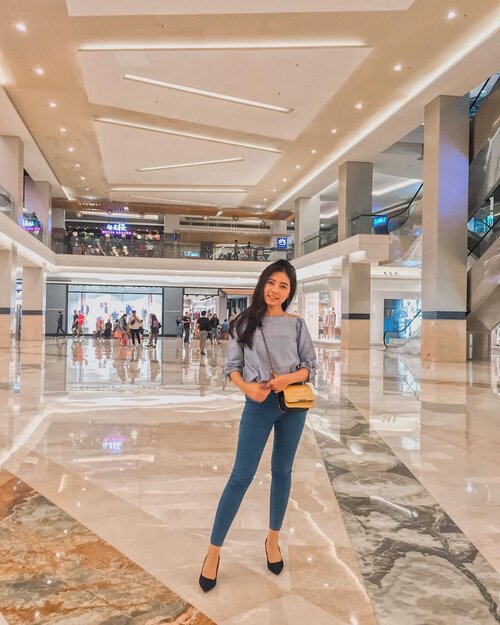 senyumin orang yang pada lewat depan mata 😂😊
.
.
.
..
#clozetteid #nyantai #lookbook #jeans #latepost #ootd #trend