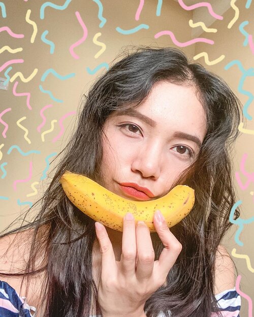 I’m playing with banana 🍌🍌Because this is about social distance 🤩Have a nice good day 😊......#clozetteid #inspiration #ideas #ootdfashion #ootd #dirumahaja #blogger #bloggerstyle #lifeisgood #beauty #selfie