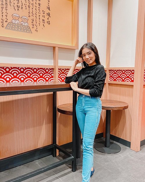 Good morning. Make your day so fresh and using a good outfit. My skinny jeans from @hm really so comfortable 🥰🥰 And make your day is a good memories 🍭 📸 @yesti1984 ........... #clozetteid #fresh #skinny #jeans #hm #ootd #ootdfashion #ootdinspiration #vsco #outside #bloggerperempuan #beauty #latepost