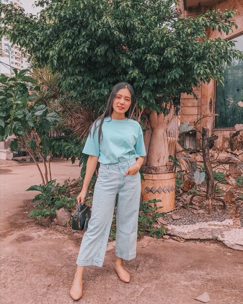 Wajah tersenyum bukan berarti hati bahagia 
tapi apapun itu berusahalah untuk tidak membebani orang lain 🙏🏻✨
.
.
.
Pertama banget pake jeans cullot ini @cottononid ❤️
.
.
.
#clozetteid #clozette #koreanfashion #koreastyle #ootdfashion #ootd #batakhits