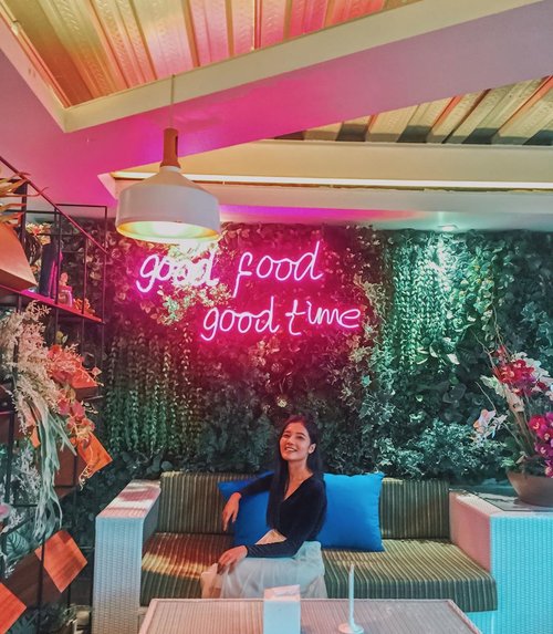 Good food, good time 👌🏿
Dimana ada makanan disitu mood akan lebih baik dan bahkan lebih tepatnya buat ngobrol jadi lebih afdol 😂 .
.
.
.
.
.
.
#clozetteid #beautybloggers #garden #snack #story #bloggerperempuan #hits #blogger #travel #instadaily #fashion