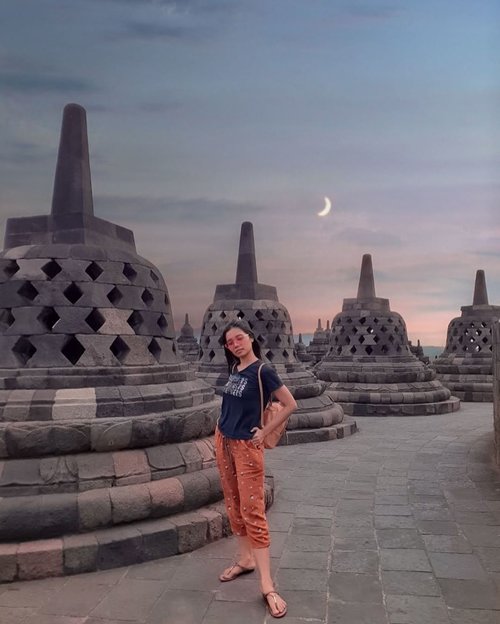 Gak seru kalau ke Yogyakarta gak ke candi borobudur 😍😍
dan sesepi ini adalah salah satu kebahagiaan 😅 
Happy good sunday 😘
.
.
.
#view #sunsets #clozetteid #indonesia #yogyakarta #simple #latelost