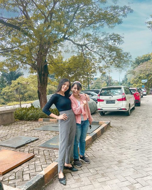 Happy sunday everyone. Thank you to my sister who always pick me up 💜💜 Don’t be shy sist, this is only photo 🤪🤣......#clozetteid #sister #sistersquad #ootd #lookbook #family