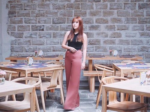 Sorry for repost.
Finally I get my hands on this cool @laisonbyaurelias pants. Drop by at @arasseojkt tonight and say hi? #ootd #clozetteid
Strawberry brown hair by @hairloungeryojisakate