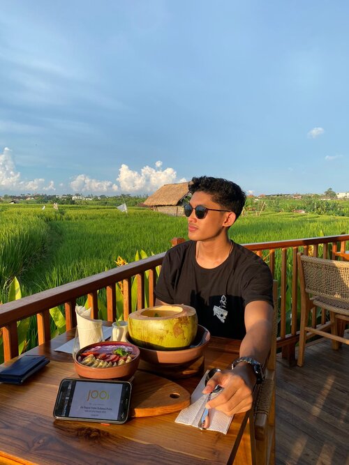 Makan dengan view sawah itu beda feelnya, ya ga?