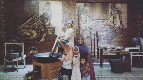Datang ke Kudus sekarang sudah ada destinasi wisata baru yakni Museum Jenang yang terdapat di Kota Kudus. Museum ini baru buka saat lebaran tahun ini. Pas lebaran kemarin saya datang juga ke sini tapi penuh banget. Hari ini agak senggang. 
Kalau ingin tahu sejarah jenang Kudus, miniatur Menara Kudus, Mushaf Al Quran jumbo dan lain-lain, bisa kunjungi tempat ini. Masuknya gratis loh. 
#kudus #jateng #wisata #familyphotography #islam #jenang #clozetteid #lidbahaweres
