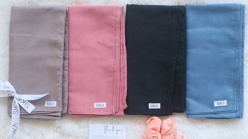 Ceritanya saya udah lama nggak beli jilbab. Trus pas cuci mata di Shopee, eh ada jilbab bagus, warna pastel kesukaan saya. Harganya juga terjangkau hanya Rp 35 ribu. Ya udahlah nggak nunggu lama langsung pesan jilbab dari @sika.project. alhamdulillah langsung diproses dan empat jilbab ini langsung nyampe keesokan harinya. Pas buka kemasannya, ya ampun cantik banget. Mulai dari kemasannya ya, semua jilbabnya disusun trus diikat tali cantik. Trus ada bonus serta ucapan Terima kasih karena belanja di Sika. Kan saya jadi terharuuuu... 😍🥰. Berasa banget jadi pembeli yang di hargai gitu. Trus penasaran ama kualitas jilbabnya dan langsung cocok. Bahannya nyaman bener, warnanya juga pas buat dipadu padankan untuk semua pakaian saya. Kenapa baru sekarang sih beli di @sika.project 😆😅. Ya udahlah untungnya akhirnya bisa beli dan beneran puas! #jilbab #jilbabmurah #lidbahaweres #clozetteid #happy #love