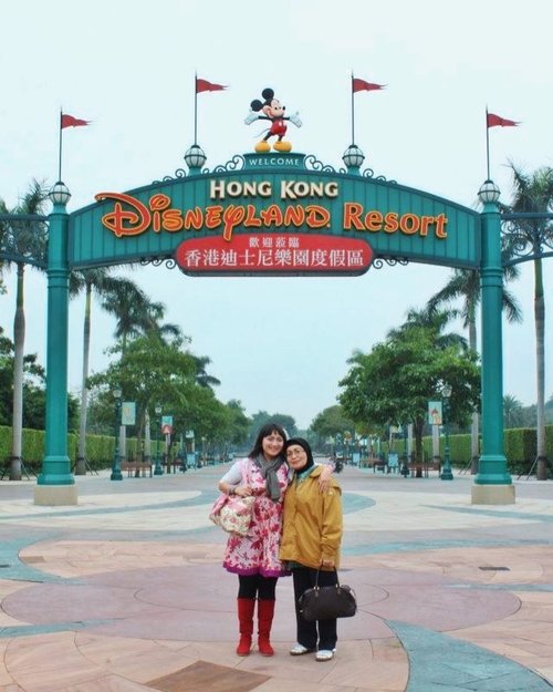 Hong Kong adalah negara kedua yang aku kunjungi. Saat itu aku ke HK ramai-ramai sekeluarga menggunakan tour & travel, jalan-jalan ke gunung, lalu makan di Jumbo Floating Restaurant. Walau saat itu berumur sekitar 7 tahun, tapi aku masih mengingat hal tersebut. 

Beberapa tahun kemudian ketika blog masih ramai, aku dan mak @chicme mendapatkan ajakan kerja sama untuk pergi ke Hong Kong yang disponsori oleh Hong Kong Disneyland. Kami boleh membawa 1 travel partner. Aku memilih membawa Mama karena Mama belum pernah ke Disneyland. Lumayan kan bisa bawa orang tua tanpa keluar duit banyak wkwkwkwk.

Selama di Hong Kong, kami menginap di Disney’s Hollywood Hotel. Kamarnya luas, amenitiesnya lucu-lucu, dan yang pasti makanannya enak-enak. Sarapan kenyang, hati senang. Setelah itu kami dibawa langsung ke Hong Kong Disneyland yang letaknya tak jauh dari hotel. Ini pertama kalinya aku dan Mama ke Disneyland. Yay!

Sebagai anak yang tumbuh dengan nonton film Disney, gak bisa gak nangis kalau ke sini. Rasanya kayak mimpi jadi kenyataan. Aku mencoba wahana-wahana yang menarik walau gak banyak yang bisa aku naiki. Apalagi aku gak bisa naik rollercoaster. Untung Mama juga sehat dan bertenaga, jadi masih kuat keliling Disneyland. Tiga hari dua malam kami menghabiskan waktu di Disney area. Setelah itu aku dan Mama memutuskan untuk extend supaya bisa belanja dan keliling Hong Kong. 

Hong Kong itu kurang lebih mirip Singapore, tempatnya cukup bersih kalau di kota. Tapi kalau masuk ke area suburb, udah kayak di film-film gitu. Bahkan kamar hotel yang aku tempati sungguh mini. Jarak tempat tidur ke jendela sungguh dekat sampai aku bisa menaruh kakiku di jendela.

Kangen jalan-jalan pake coat, ngerasain hawa dingin, dan pastinya bebas dari ketakutan virus. Yuk sama-sama jaga diri dan menerapkan physical distancing. Jangan lupa pakai masker ke mana pun ya. Semoga #Covid19 ini segera berakhir. :’)

#chikatravelstories #travel #travelgram #traveler #instatravel #clozetteID #throwback #travelingstories #traveling #hongkong #hongkongdisneyland #disney