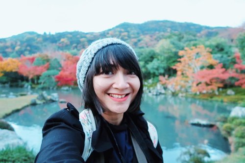 Nemu foto pas lagi solo traveling di Jepang, tepatnya di Kyoto. Ini pas lagi musim gugur dengan suhu sekitar 16°. Fotonya selfie karena gak bawa tripod wkwkwk mau minta difotoin juga males, jadi selfie aja deh.Kangen banget traveling, ngisi energi dengan jalan-jalan sendirian keliling kota, terus ngemil random. Di foto ini belum pake behel wkwkwkwk kangen juga gigi gak pake pagar. Duh kapan ya behel ini bisa dicopot? 🤣🤣#random #throwbackthursday #cKjapantrip #japantrip #japan #solotraveler #cKinJapan #kyoto #clozetteID