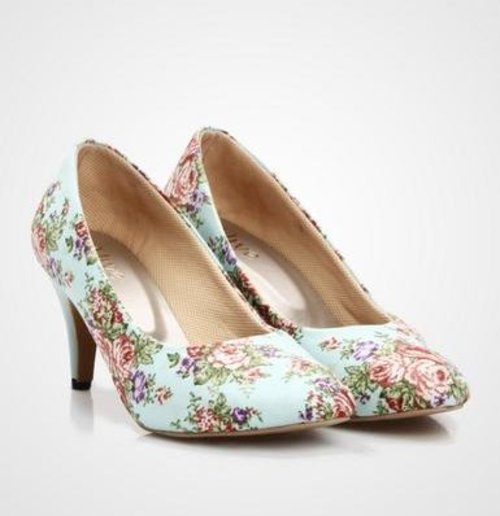 Cute pumps. Someone please buy me this shoes. =))