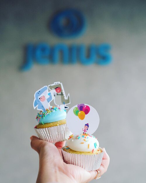 Happy birthday @jeniusconnect! Financial apps kesayangan akuuuu. Gak nyangka udah dua tahun kita bersama. Dari awal pakai Jenius, seneng banget karena ada aplikasi yang bisa mempermudah hidup..Mau beli pulsa?Mau transfer antar bank?Mau nagih utang temen?Mau patungan bayar makanan?Mau isi saldo go-pay?.Semua bisa dilakukan dengan Jenius. 💙...#happyuser #jeniusanniversary #benar2jenius #cupcake #cupcakes #thegoodscafe #jeniuscocreate #happylife #moneymoneymoney #clozetteID #dailyphoto