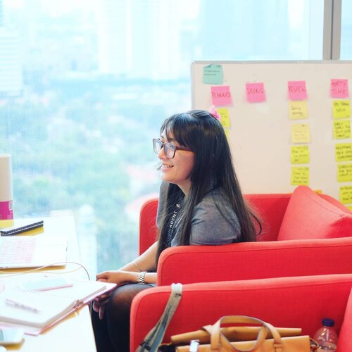 Difotoin @miadiyani pas lagi meeting. Kenapa kalau dari samping muka aku terlihat beda ya? 😂
.
.
.
#ootd #clozetteid #fashion #instafashion #dailyphoto #working #candid #outfitoftheday #clozetteambassador