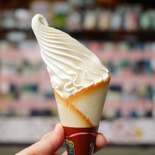 Cremia, my favorite ice cream in Japan. Soft ice creamnya enaaaak dan gak terlalu manis. Cone-nya kayak kue lidah kucing. Tiap ke Jepang pasti beli es krim ini. Harganya ¥500.
.
.
.
#food #icecream #clozetteid #japantrip #chikatravelstories