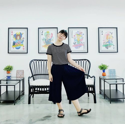 #officelook for today! So glad to be back with t-shirt, pleated culottes, and sandals 😛😛 The culotte looks black but it's actually navy 🤔
.
.
.
#clozetteid #outfit #ootd #fbloggers #fashionblogger #bbloggers #looksootd #lookbookindonesia #ootdindo #ggrep #cgstreetstyle #casualfriday #styleinspiration #simpleoutfit #casuallook #indofashionpeople #今日の服 #今日のコーデ #ファション #ブロガー #파워블로거 #패피 #패션블로거 #얼짱