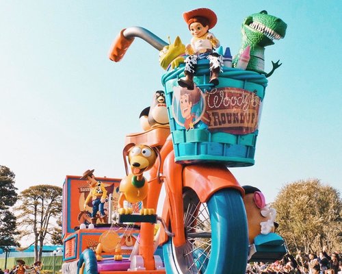 Lagi di Tokyo Disneyland *halu* Missing the parade 🙂 Tadi ngubek2 foto pas di Jepang, pengen nulis lagi tapi kok fotonya ga ada yang bagus 😅 Aku kalo udah liburan suka lupa buat foto detail2 kecil, antara keasikan menikmati langsung atau salah fokus :”) DAN KARNA MEMORI HP RUSAK SEMUA FOTO JEPANG GONE! 😭😭😭😭 #BigDreameraInJapan...#clozetteid #tokyodisneyland #toystory #disneyland #disneylandparade #exploretokyo #ggrep #japanloverme #jntoid #japantravel #disneylover #旅行 #여행 #여행스타그램 #일본여행 #東京ディズニーランド
