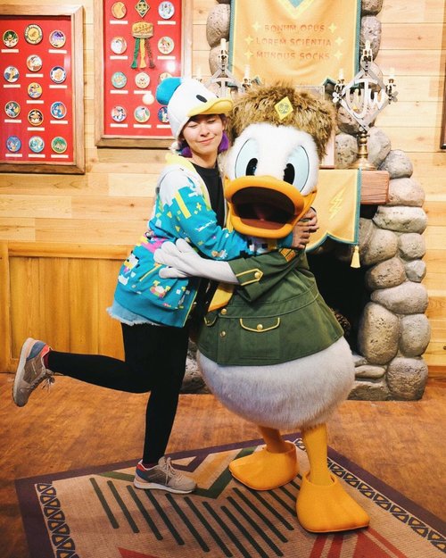 Ngantri panjang demi foto sama Donald Duck 😅 He was so happy seeing me with all those Donald Duck stuff. He kept pointing at himself 😂😂 Yaoloh bocah banget w 🦆🦆
.
.
.
#clozetteid #donaldduck #tokyodisneyland #BigDreamerInJapan #travelblogger #disneylover #disneyland #traveler #japantravel #disneyfan #여행 #디스니 #일본여행 #여행스타그램 #旅行