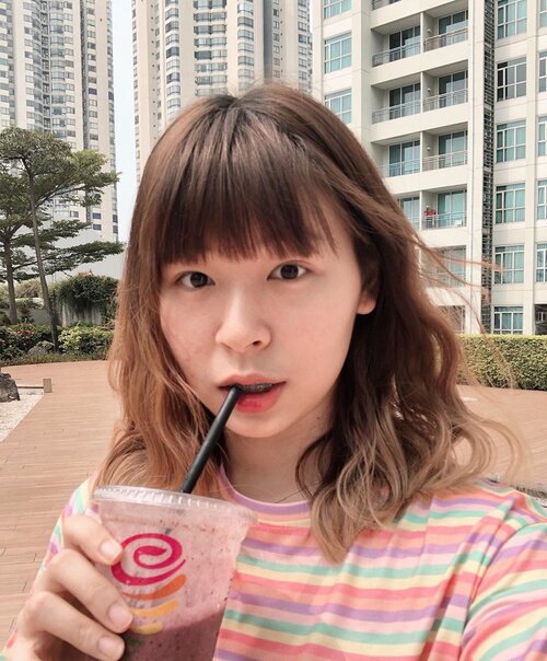 Literally no makeup makeup look (?) Semager itu walaupun cuma buat pake eyeliner ((padahal rambutnya sempet dibikin wavy)) 😜 Smoothie provided by mom wkwk...#clozetteid #fashionbloggers #ootdbloggers #asiangirls #wavyhair #hairstyle #wavyhairstyle #mermaidhair #styleinspo #beautyinspo #nomakeup #nomakeupmakeup #bloggerperempuan #indonesianfemaleblogger #tampilcantik #뷰티 #모리 #뷰티스타그램 #패션 #패션그램 #ファッション