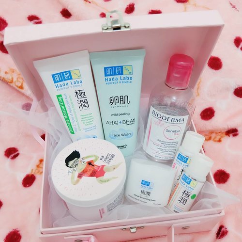 Current daily skin care >> My skin is dry and sensitive so I'm scared to try any skin care because they often cause breakout 😭😭 But I hate my pimples so much that I decided to give this cosrx pimple pad a try and hada labo moisturizing series so my skin won't be too dry and flaky. Oh, and bioderma to clean my skin after a long day and train-ride 😤 Please get better soon 😣😣 [not a sponsored post]
.
.
.
#clozetteid #whatwelike #ggrep #dailyskincare #bioderma #cosrx #cosrxonesteppimpleclearpad #hadalabo #skincare #skinroutine #beautyblogger #bbloggers #fbloggers #beauty #beautyinfluencer #뷰디블로거 #뷰디 #파워블로거