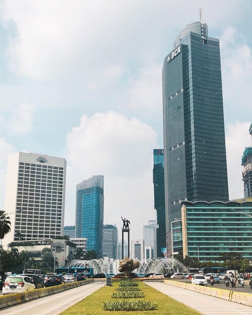 Jakarta hari ini ✨ Halte busway bundaran HI akhirnya buka lagi trus ternyata udah gabung sama stasiun MRT 😳 Jadi bagus banget lagi area ini I looove 💕 #japobswander...#clozetteid #jakarta #infojkt #jktinfo #cityview #indonesia #lifestyleblogger #fashionblogger #bundaranhi #여행스타그램 #여행 #旅行