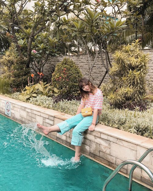 Kecipak kecipuk pengen berenang ☹️
.
.
.
#clozetteid #fashionbloggers #stylebloggers #lifestylebloggers #ootdbloggers #jktgo #pullmancentralpark #staycation #staycationjakarta #instadaily #bloggerperempuan #explorejakarta #travelblogger #ootd #japobsOOTD #패션 #여행 #여행스타그램 #旅行　#旅行大好き