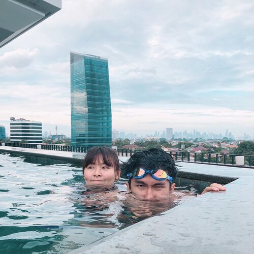 🏊‍♀️🏊🏻‍♂️...#clozetteid #jktgo #deentrancepool #arkadiapool #explorejakarta #lifestylebloggers