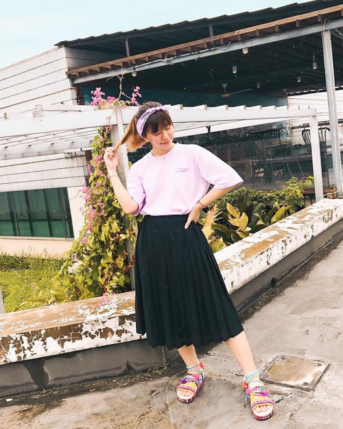 Level up this simple outfit with statement sandals (Temali Sandals) from @iwearup 🥰🌈 Swipe to see the cute details! ✌🏻 #japobsOOTD
.
.
.
#clozetteid #fashionblogger #ootdindo #iwearup #lookbookindonesia #ootdbloggers #ggrepstyle #ootdindokece #styleinspo #outfitinspiration #패션 #패션스타그램 #오오티디 #今日の服 #今日のコーデ #コーデ #ファッション #ファッションコーデ