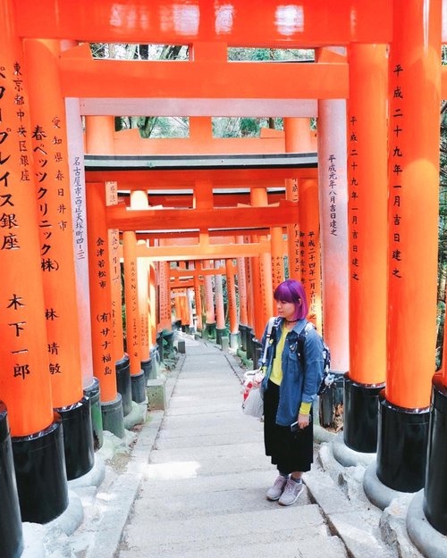 The main reason I visited Kyoto was these torii gates ⛩ I ended up falling deeper in love with this city tho 💖
.
.
.
#clozetteid #BigDreamerInJapan #japanloverme #ggrep #jntoid #japantravel #kyoto #explorekyoto #fushimiinari #traveler #travelblogger #wanderlust #travelgram #abmtravelbug #wetravelgirls #damestravel #여행스타그램 #여행 #일본여행 #旅行