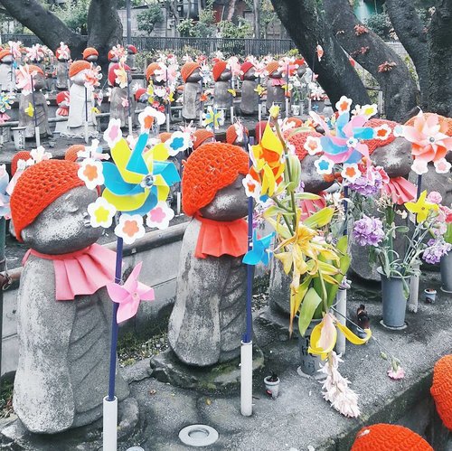 Cute Jizo statues at Zojoji temple (a temple near Tokyo Tower). Jizo statues are colorfully decorated with wool hats and windmill toys, as the memory of children who have passed away before their parents.
.
.
.
#clozetteid #japantravel #japan #tokyo #zojojitemple #japanguide #ggrep #BigDreamerInJapan #abmtravelbug #japanculture #japanloverme #travelblog #traveler #fbloggers #bbloggers #東京 #旅行ブロガー #旅行 #可愛い #여행 #여행스타그램 #일본 #도쿄