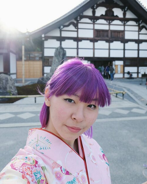 Hidung beku. Bibir pecah-pecah + perih gabisa digerakin. Wajah merah gara-gara dingin. Eyeliner juga udah smudge kemana-mana. Sebenernya jari tangan juga beku tapi tetep foto-foto hukumnya wajib 😛 New post aboun #japan tomorrow!
.
.
.
#clozetteid #kyoto #arashiyama #kimono #BigDreamerInJapan #fashionblogger #beautynesiamember #travelblogger #japanloverme #ggrep #solotravel #femmetravel #ilovejapan #여행 #여행스타그램 #인스타그램 #일본 #일본여행 #여행블로거