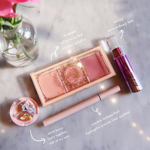 #japobsMOTD: Akhir-akhir ini lagi suka banget sama afternoon tea blusher palette @immeme_indonesia ini! Aku punya yang season 2/ Fruit Flavor, ini lebih ke cool tone gitu ya warnanya. Saking sukanya aku pengen beli yang season 1 (warm tone) juga😍 It’s super pigmented, pake dikit aja udah langsung keluar warnanya. Kemaren aku pakenya yang Peach Tea (paling muda) dan hasilnya lucu merona gitu 🤩

Di mata aku cuma pake glitter shadow dari @etudeofficial sama eyeliner @wardahbeauty. Ini eyelinernya juga bagus banget! Untuk bibir aku pake @merzy aurora dewy tint, ini aku beli karna suka packagingnya hahaha. Warnanya pink natural, hasilnya agak dewy tpi abis itu aku seka pake tisu biar ga nempel ke masker 🙁
.
.
.
#clozetteid #beautybloggers #makeuplooks #motd #indobeautysquad #indobeauty #indobeautygram #simplemakeup #뷰티 #뷰티스타그램 #메이크업 #コスメ　#メイク