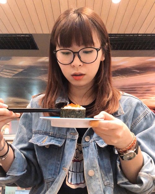 Ngidam sushi sejak minggu2 lalu trus ditahan2 karna lagi gamau boros di makan (biasanya Genki Sushi) 😔 Trus kemaren pas lagi di GI baru inget ada sushi yang harganya 15ribu semua, auto makan sushiiii 🤤😋🍣✨ #japobseats...#clozetteid #fashionblogger #lifestylebloggers #foodbloggers #bloggerperempuan #ootdbloggers #sushi #sushitime #sushigo #sushilover #mukbang #indonesianfemalebloggers