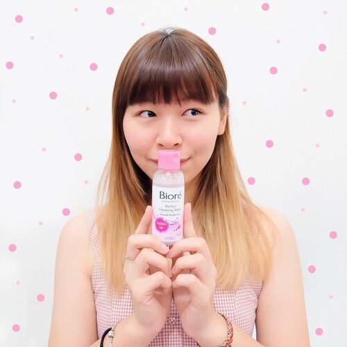 Satu lagi makeup remover yang aku pake untuk hapus daily makeup: @id.biore Perfect Cleansing Water yang warna pink 💕 Teksturnya ringan banget tapi tetep bisa ngangkat makeup/ debu dengan baik tanpa ninggalin rasa lengket. Yang penting juga, ini ngga mengandung alkohol/ bikin mata perih, trus juga bisa mencerahkan setelah pakai 👍🏻 Produknya affordable dan bisa dibeli di supermarket, drugstore dan kao official store di e-commerce fav kalian. #Perfec7Swipe #NoDrama
.
.
.
#clozetteid #beautybloggers #tampilcantik #doublecleansing #skincare #skincareroutine #skincaretips #beautybloggerindonesia #bioreperfectcleansingwater #bloggerperempuan #indonesianfemalebloggers #뷰티 #뷰티스타그램 #뷰티리뷰 #メイク #コスメ