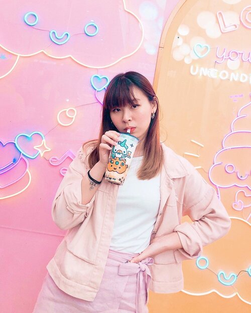 The only boba I drink again and again 🤔 Ini kemaren di @kokumi_id Lippo Puri, lumayan karna ada tempat duduknya, bukan yang counter kaya di mall2 lain. Sayangnya kemaren bobanya agak zonk sih rada keras, tapi rasa susunya still as good as always 😬
.
.
.
#clozetteid #kokumi #boba #bobatea #okinawakokumi #okinawa #foodie #jktfoodie #manualjakarta #zomatoid #travelokaeats #foodbloggers #foodreview #bobareview #lifestylebloggers #bloggerperempuan #보바 #음식스타그램 #たぴおか #たぴおかみるくてぃー