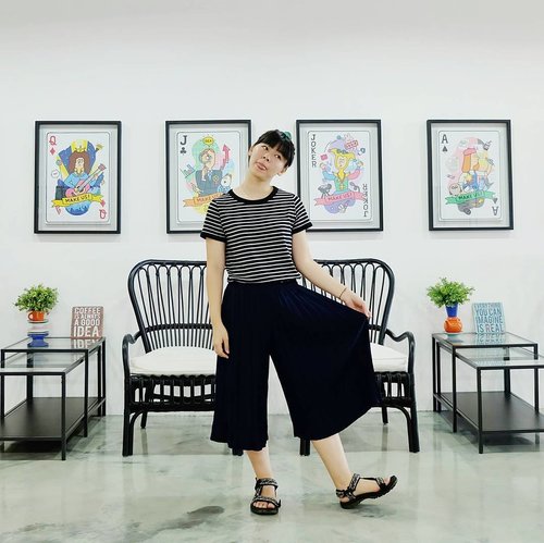 #officelook for today! So glad to be back with t-shirt, pleated culottes, and sandals 😛😛 The culotte looks black but it's actually navy 🤔
.
.
.
#clozetteid #outfit #ootd #fbloggers #fashionblogger #bbloggers #looksootd #lookbookindonesia #ootdindo #ggrep #cgstreetstyle #casualfriday #styleinspiration #simpleoutfit #casuallook #indofashionpeople #今日の服 #今日のコーデ #ファション #ブロガー #파워블로거 #패피 #패션블로거 #얼짱 #블로거