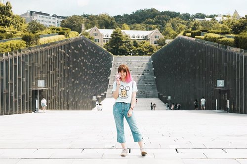 Ewha Womans University is an interesting area, not only a women’s university but its area also a popular shopping district in Seoul. If you’re looking for cheap clothes/ accessories, here is the place 😉 More on my blog #bigdreamerblog
.
.
.
#clozetteid #BigDreamerInKorea #exploreseoul #ggrep #ewhawomansuniversity #koreatrip #koreatravel #ktoid #explorekorea #visitkorea #travelerindonesia #girlsaroundtheworld #exploretheglobe #gudetama #travelblogger #여행 #여행스타그램 #이화여대 #여랭에미치다 #旅行 #旅行大好き