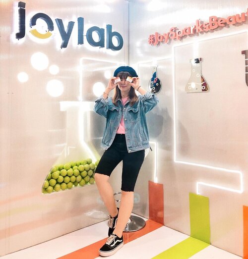 Kemaren sempet main ke booth @joylabbeauty di @ohbeauty.id di Plaza Indonesia lantai 5. Mereka baru aja launch wash-off daily mask di acara ini dan karena ini daily mask, aman dipakai tiap hari tergantung kondisi kulit kita 🤩Ada 3 pilihan di sini:⭐️ Orange Rhapsody: mencerahkan, melembabkan, dan menjaga hidrasi⭐️ Lychee Tea: sebagai antioksidan, melembabkan kulit, menjaga elastisitas kulit⭐️ Whipped Cream: mencerahkan, melembabkan, menjaga hidrasi kulitHarganya 160ribu, tapi kalian bisa dapet diskon 10% (jadi 144ribu) kalo belinya di Oh Beauty Festival ini, cuma sampai hari Minggu 13 Oktober jam 10 malam 👊🏻 #joylabbeauty #joylabsparksbeauty...#clozetteid #beautybloggers #beautyenthusiast #bloggerperempuan #tampilcantik #skincare101 #maskreview #maskjunkie #skincarelokal #beautybloggerindonesia #beautybloggerjakarta #joylab #뷰티 #뷰티스타그램 #스킨케어