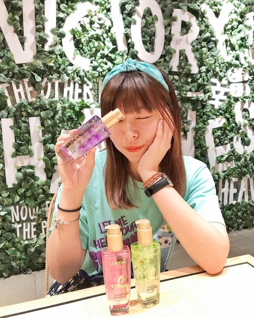 [Swipe to see my hair routine] Hola! Aku abis nyobain @getthelookid L’oreal Extraordinary Oil yang baru nih, unik banget ada bunga aslinya di dalem. Mungkin udah pada tau ya, extraordinary oil ini emang bagus banget. Nah, limited edition fragrance hair oil ini wanginya bisa bertahan hingga 72 jam. Tenang, wanginya ga strong/ mengganggu gitu kok, kan aku juga rada sensitif sama bau2an, tapi ini wanginya soft gitu. Aku juga udah ngasih cium ke orang dan katanya wangi 🤣🤣 Abis pake ini rambut juga jadi lebih halus dan gampang diatur. Kadang aku juga pake sebelum keramas sih 🤔

Btw, ini tuh ada 3 varian:
🌿Lavender: untuk rambut normal
🌼Jasmine: untuk rambut rusak dan kering
🌹Rose: untuk rambut susah diatur

Jadi pilih yang sesuai sama kondisi kamu atau bebas sih kalo mau pilih sesuai bunga favorit kamu 🤣🤣 Ini limited edition dan bisa dibeli di @sociolla dan dapetin harga special sampe 28 juli nanti, buruan ntar keabisan 😉 #LorealxSociolla #LorealExtraordinaryOil
.
.
.
#beautyblogger #clozetteid #tampilcantik #bloggerperempuan #beautybloggerindonesia #hairstyle #haircaretips #haircareroutine #hairroutine #loreal #extraordinaryoilinfusion #lifestylebloggers #instadaily #hairoil #뷰티 #뷰티스타그램 #머리스타일 #머리 #コスメ